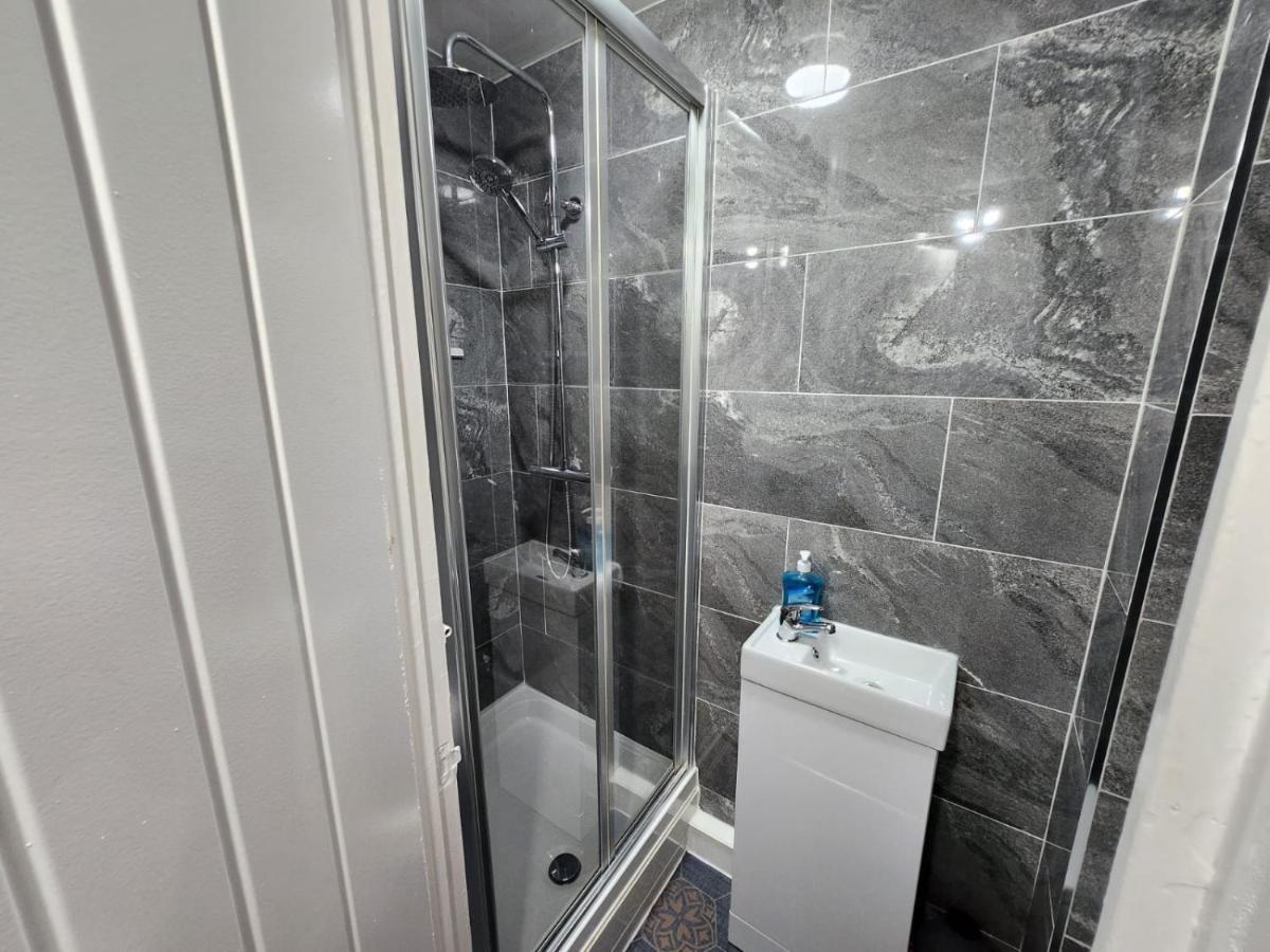 4 Bedroom 2 Bathroom Shared House - Near Bhx And Nec Birmingham Dış mekan fotoğraf