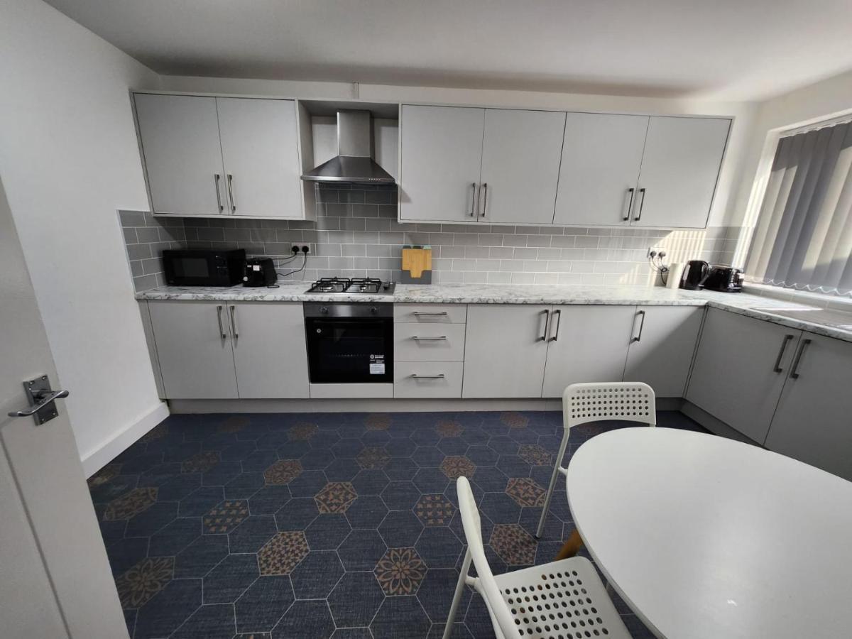 4 Bedroom 2 Bathroom Shared House - Near Bhx And Nec Birmingham Dış mekan fotoğraf