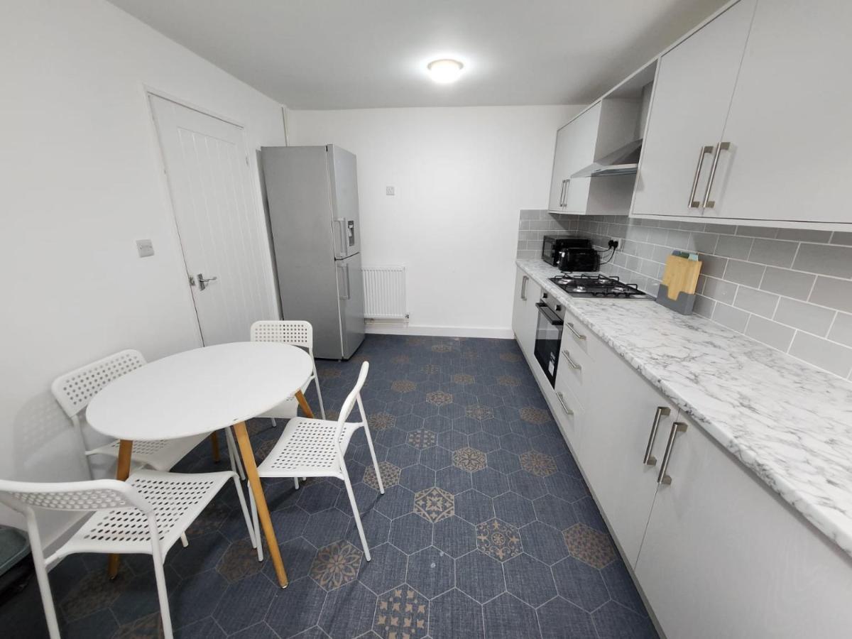 4 Bedroom 2 Bathroom Shared House - Near Bhx And Nec Birmingham Dış mekan fotoğraf
