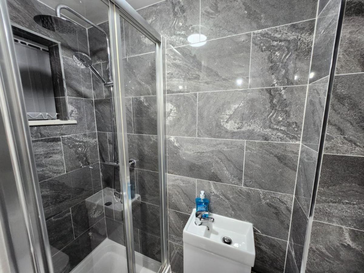 4 Bedroom 2 Bathroom Shared House - Near Bhx And Nec Birmingham Dış mekan fotoğraf