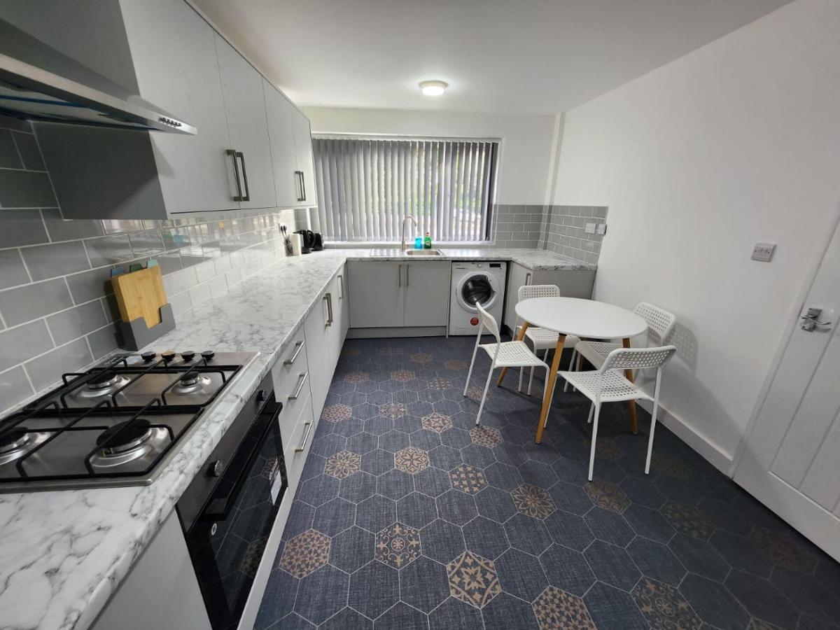 4 Bedroom 2 Bathroom Shared House - Near Bhx And Nec Birmingham Dış mekan fotoğraf